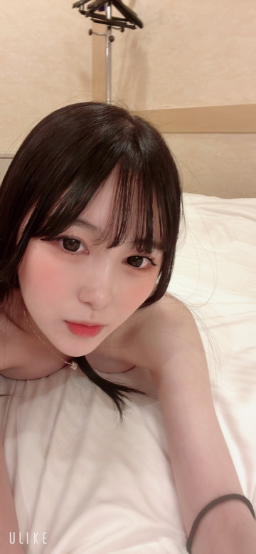 FC2-PPV-3732066 She is extremely beautiful [No] Swimsuit Cosplay Idol Slender Hina 20 years old Massive creampie 4th work [Sakai]